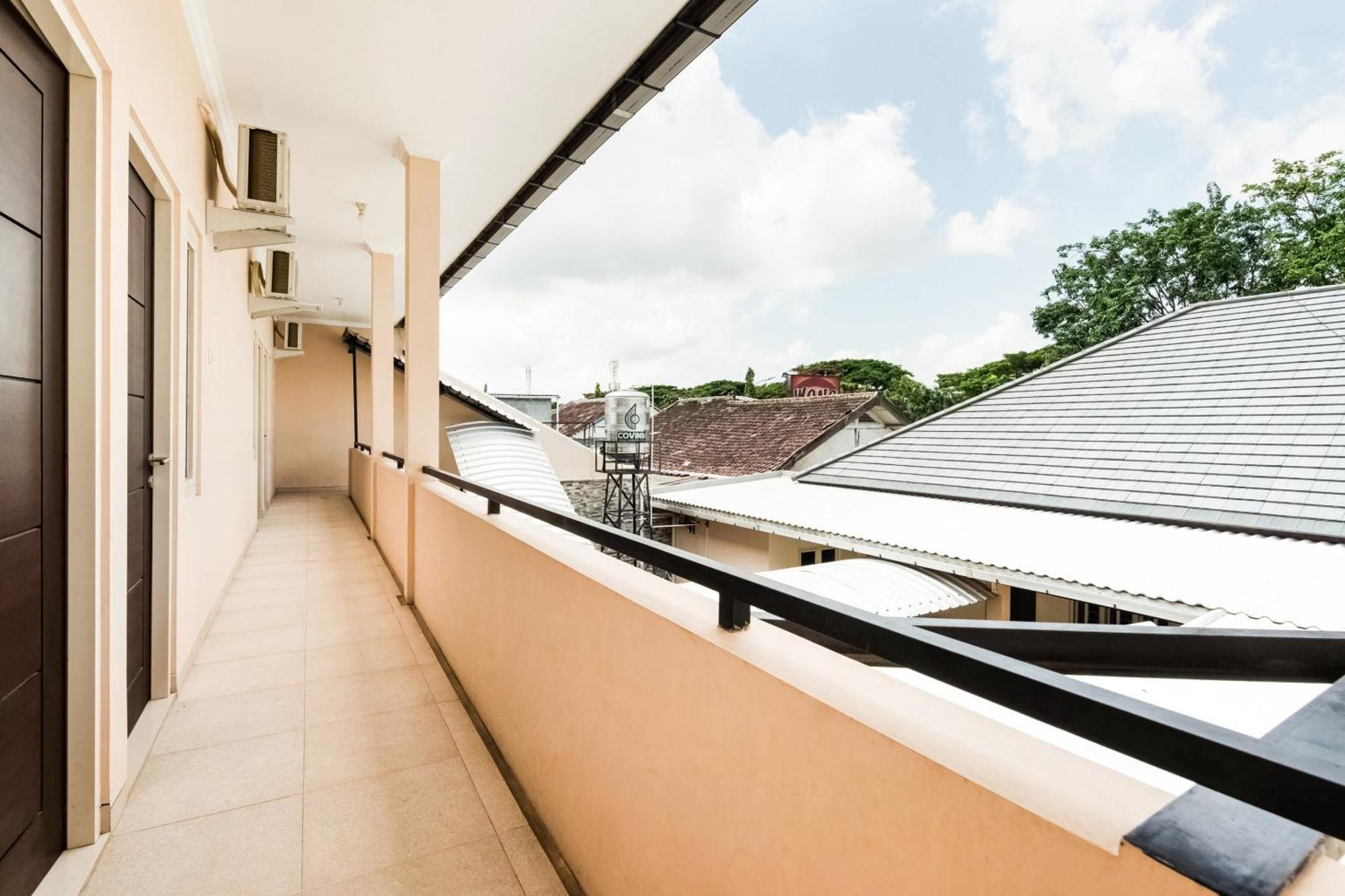 Oyo Life 3398 Griya Rm 19 Syariah Hotel Surabaya Exterior photo