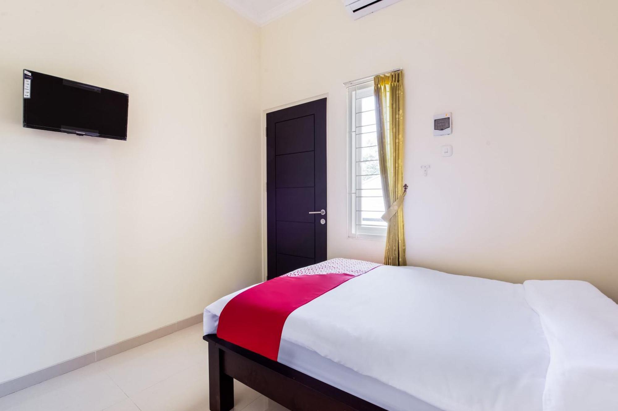 Oyo Life 3398 Griya Rm 19 Syariah Hotel Surabaya Exterior photo