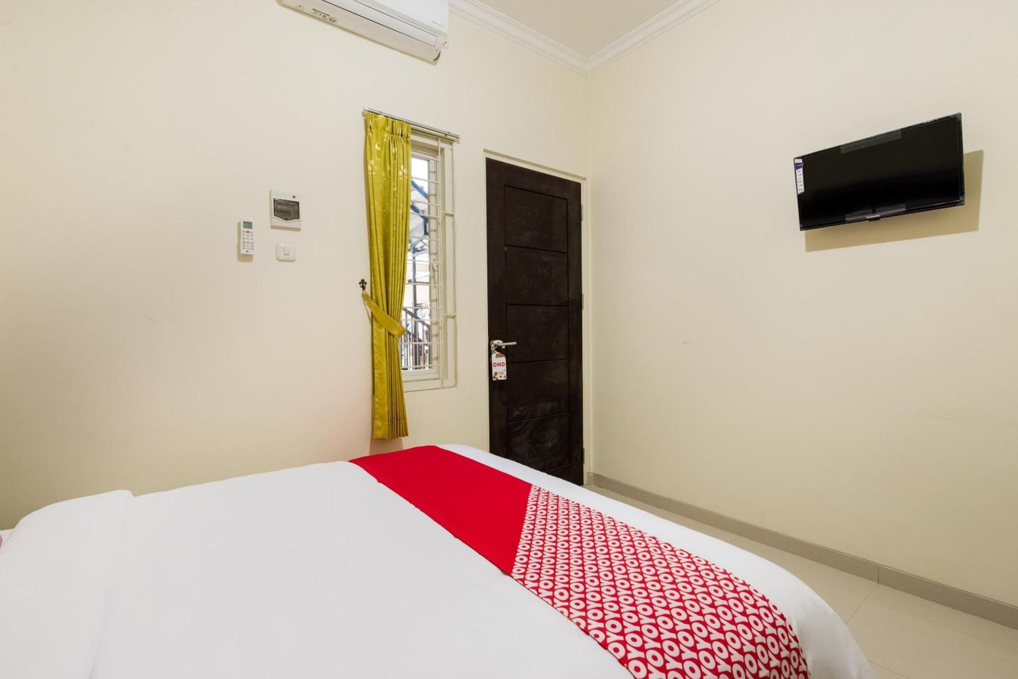Oyo Life 3398 Griya Rm 19 Syariah Hotel Surabaya Exterior photo