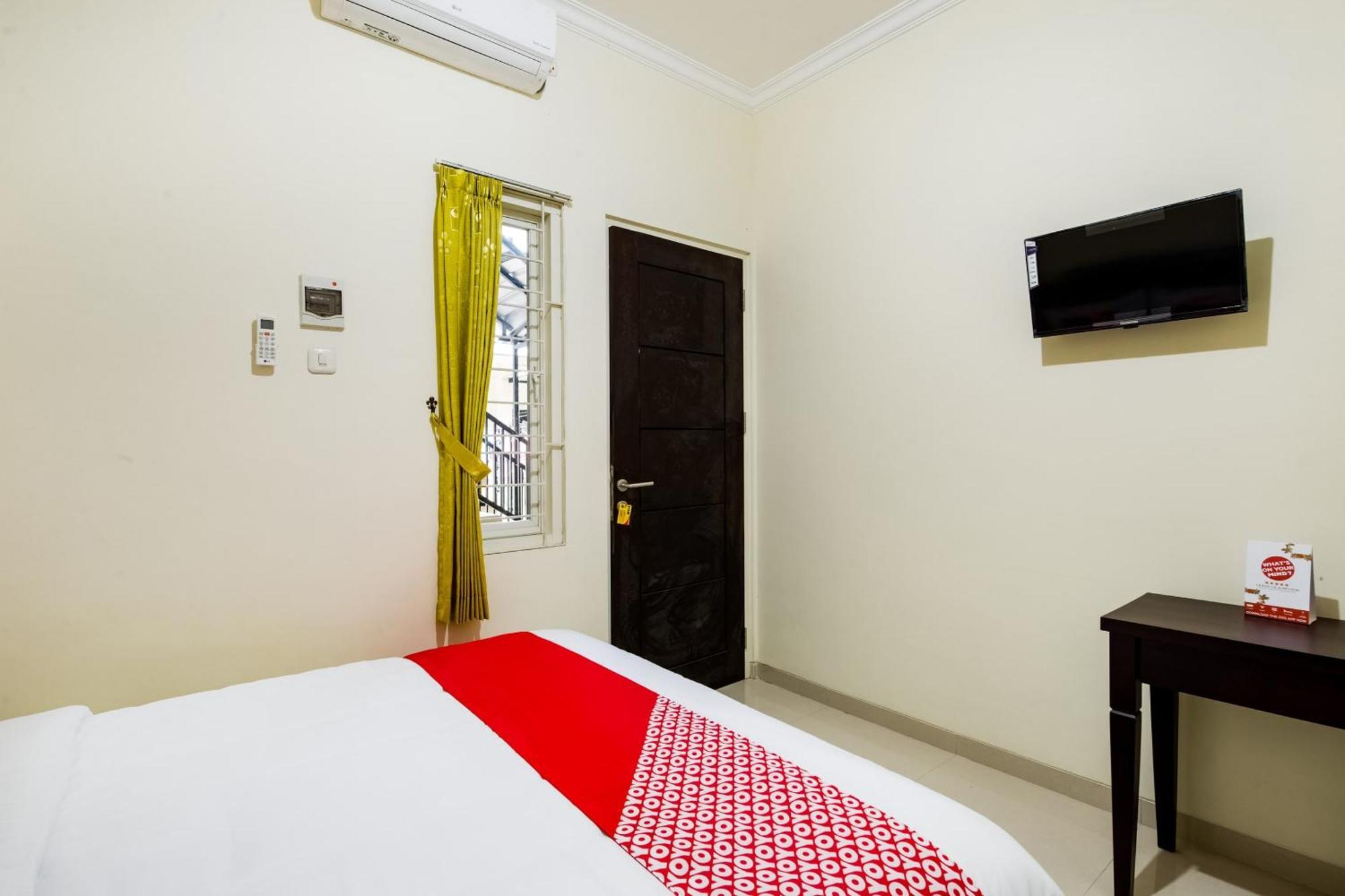 Oyo Life 3398 Griya Rm 19 Syariah Hotel Surabaya Exterior photo
