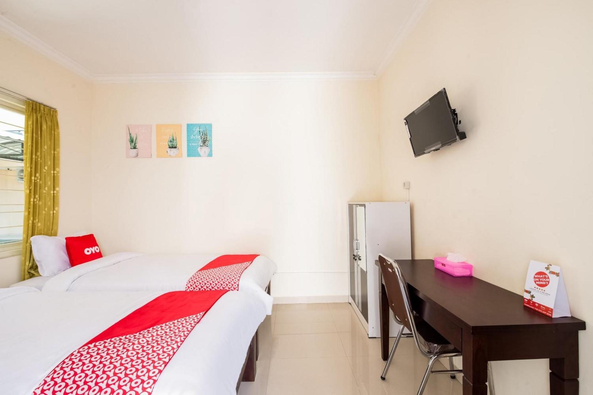 Oyo Life 3398 Griya Rm 19 Syariah Hotel Surabaya Exterior photo