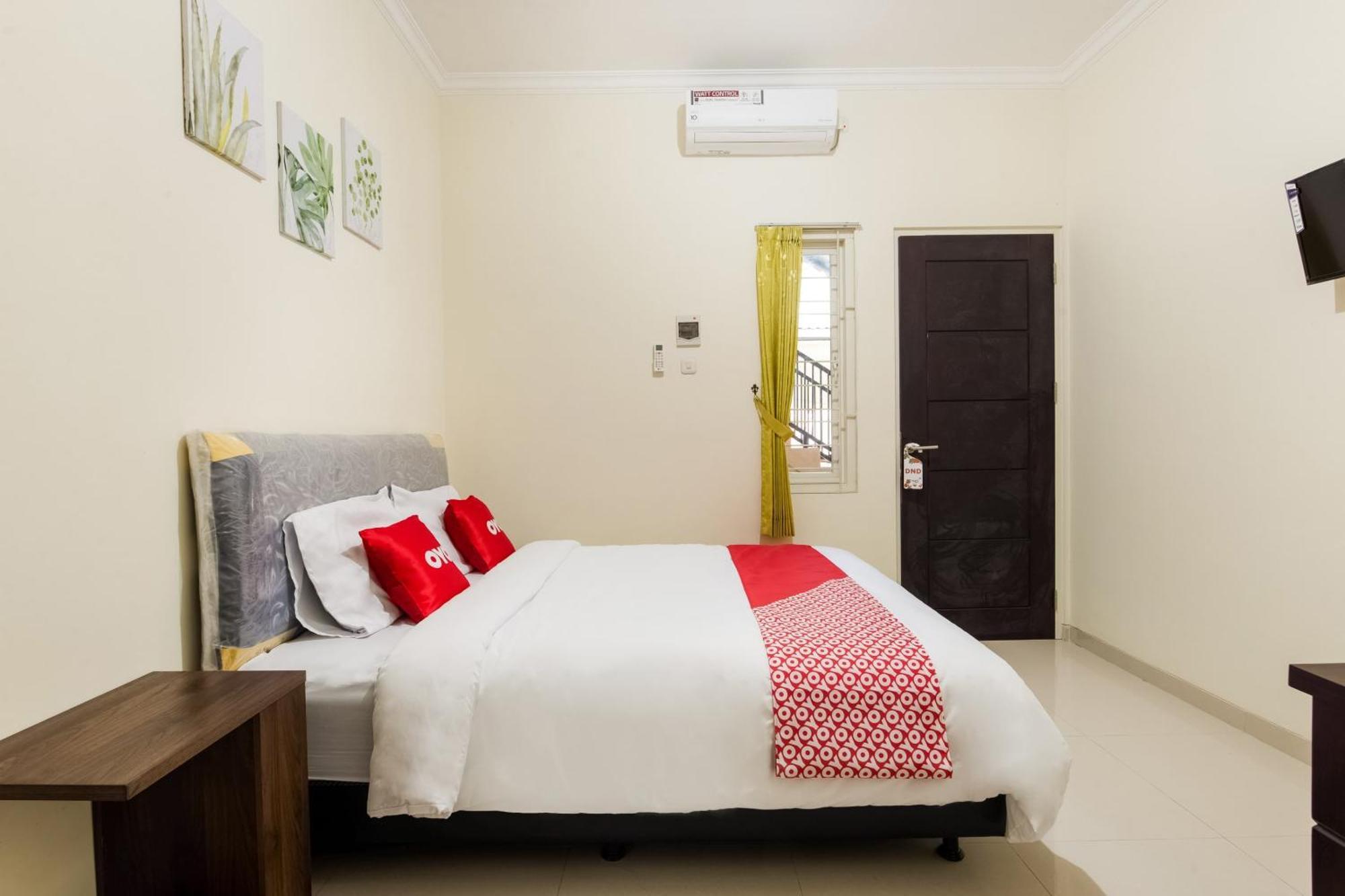 Oyo Life 3398 Griya Rm 19 Syariah Hotel Surabaya Exterior photo